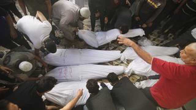 'حسبي الله على العرب كلهم'.. فلسطيني يبكي قتلى القصف الإسرائيلي في غزة