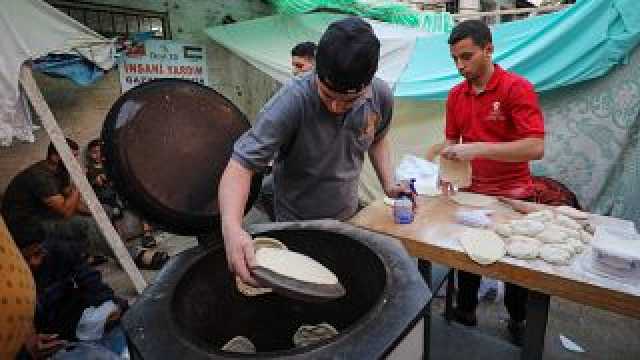 بسبب نقص الكهرباء والغاز.. فلسطينيون في قطاع غزة يلجؤون إلى الحطب