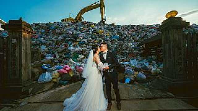 للتنبيه من المخاطر البيئية.. زوجان في تايوان يلتقطان صورة زفافهما أمام مكب للنفايات