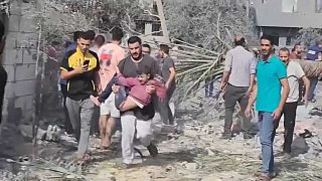 شاهد: غارة جوية إسرائيلية تقتل 6 أشخاص من عائلة واحدة في دير البلح