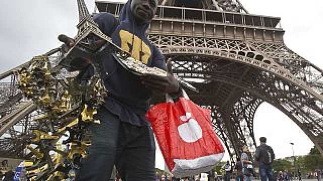 شرطة باريس تتعهد بالقضاء على ظاهرة الباعة المتجولين قبل الأولمبياد