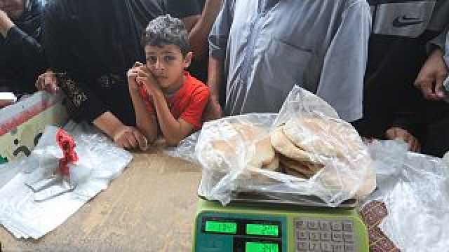 طوابير طويلة من أجل كسرة خبز.. الفلسطينيون في رفح يواجهون الحرب مَعِد فارغة