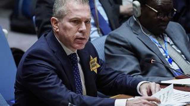 هل 'أهان' سفير إسرائيل لدى الأمم المتحدة ضحايا المحرقة بوضعه نجمة صفراء على صدره؟