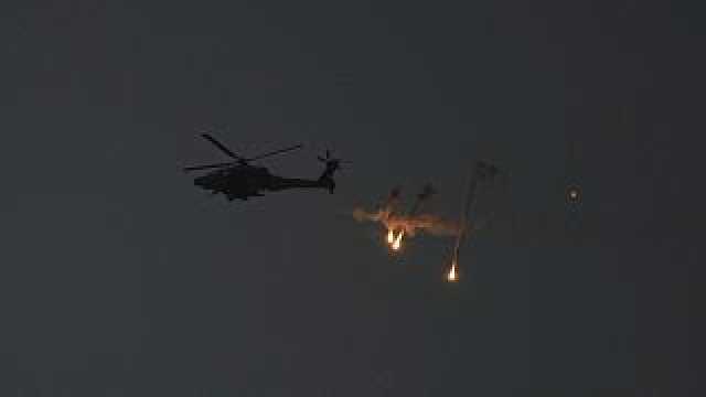 شاهد: قنابل مضيئة وانفجارات تشعل سماء غزة مع توسيع إسرائيل محاور توغلها البري