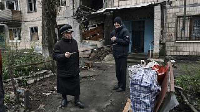 شاهد: عناصر الشرطة الأوكرانية يحاولون إقناع المسنين بمغادرة أفدييفكا