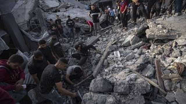 شاهد: فلسطينيون يبحثون عن ناجين من القصف الإسرائيلي على منازل المدنيين في مخيم المغازي في غزة