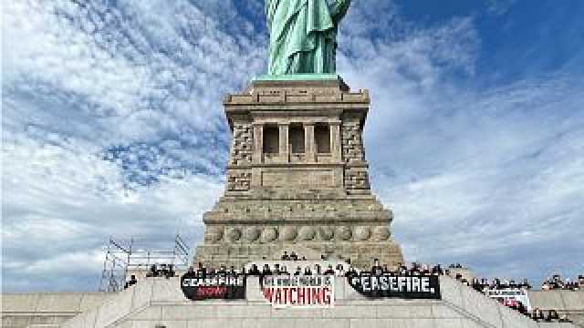 شاهد: مطالبين بوقف 'الإبادة الجماعية في غزة'.. ناشطون يهود يحتلَون تمثال الحرية في نيويورك