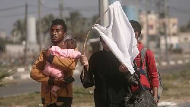 فيديو: مدنيون فلسطينون ينزحون من غزة إلى جنوب القطاع رافعين الرايات البيضاء