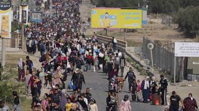 آلاف الفلسطينيين يغادرون شمال غزة هربا من القصف.. نزوحٌ مؤقت أو تغريبةٌ ونكبة جديدة؟