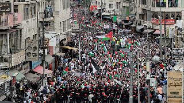 'أنقذوا فلسطين'..آلاف الأردنييين يتظاهرون دعماً للفلسطينيين