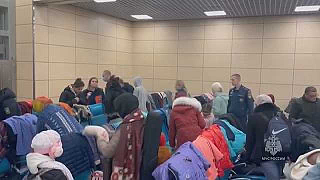 شاهد: وصول أول طائرة تقل المواطنين الروس الذين تم إجلاؤهم من غزة إلى موسكو