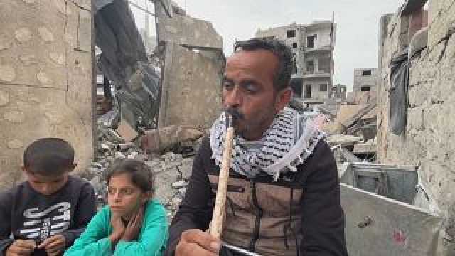 شاهد: هدم القصف المنزل وكسر الناي.. فلسطيني يصنع ناياً ويعزف به فوق أنقاض بيته في رفح