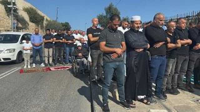 شاهد: الشرطة الإسرائيلية تمنع مئات الفلسطينيين من أداء صلاة الجمعة في المسجد الأقصى