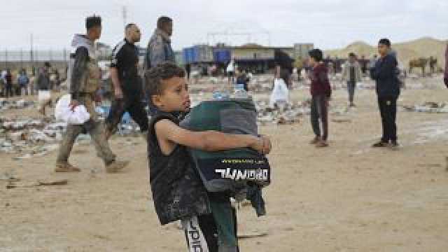 شاهد: فلسطينيون يجمعون زجاجات مياه سقطت من شاحنة مساعدات عند معبر رفح الحدودي