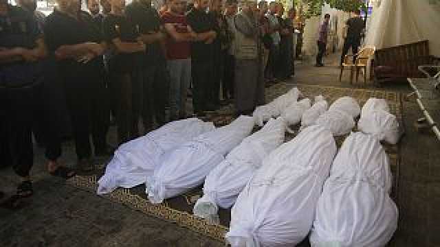 شاهد: فلسطينيون يؤدون صلاة الجنازة على قتلاهم في مستشفى شهداء الأقصى وسط القطاع