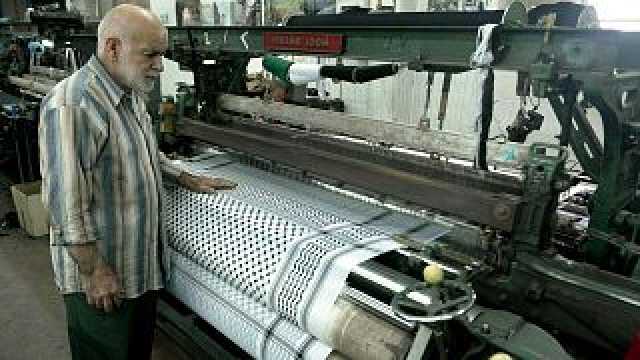 شاهد: مع استمرار الحرب في غزة.. مصنع ينتج الكوفية الفلسطينية التقليدية في مدينة الخليل