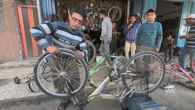 شاهد: بسبب نقص الوقود سكان غزة يستعملون دراجاتهم القديمة كوسيلة نقل