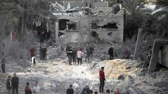 شاهد: فلسطينيون يبحثون عن قتلاهم وسط الركام في خانيونس