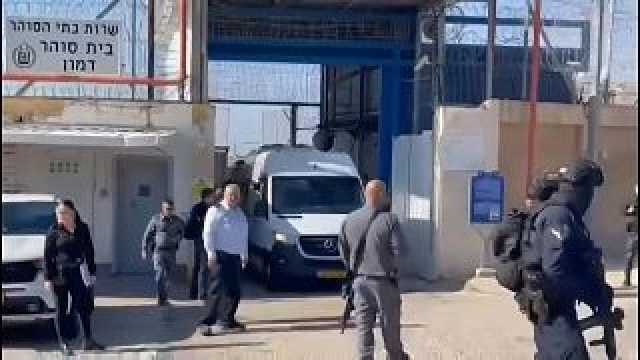 شاهد: تمهيداً لعملية التبادل.. إسرائيل تنقل السجناء الفلسطينيين من سجن الدامون