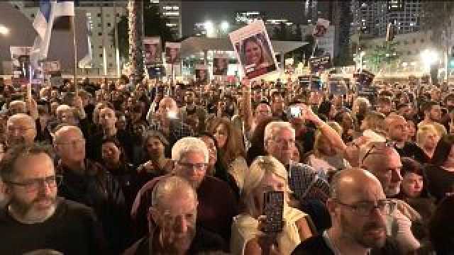 شاهد: مظاهرات حاشدة في تل أبيب للضغط على الحكومة والمطالبة بتسريع الإفراج عن الأسرى
