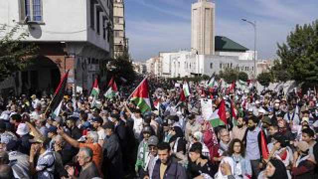 شاهد: دعماً للفلسطينيين.. عشرات آلاف المغاربة يتظاهرون في الدار البيضاء ويطالبون بوقف التطبيع