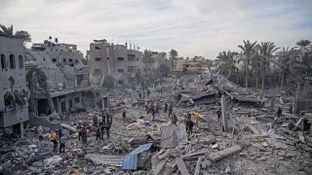 الفلسطينيون يعاينون الأضرار الكارثية لمنازلهم المدمرة في غزة جراء القصف الإسرائيلي
