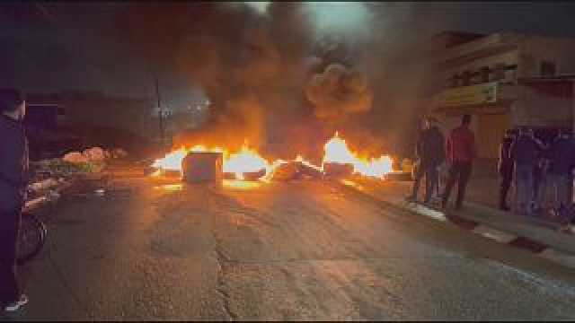 شاهد: فلسطينيون يحرقون إطارات بالقرب من سجن عوفر قبل الإفراج عن سجناء