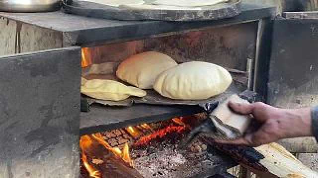 شاهد: الفلسطينيون في غزة يبتكرون أفرانا للخبز بعد إغلاق المخابز بسبب نقص الوقود
