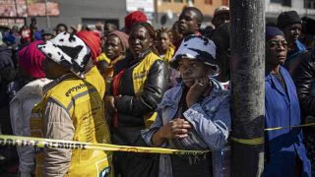 جريمة بشعة .... إحراق سبعة أشخاص حتى الموت بهجوم 'عصابة' في جنوب إفريقيا