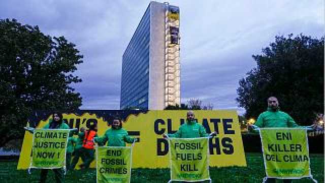 شاهد: نشطاء غرينبيس يتسلقون مبنى شركة النفط إيني في روما