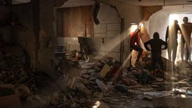 شاهد: أهالي رفح يزيلون الأنقاض من مبنى دمره قصف إسرائيلي