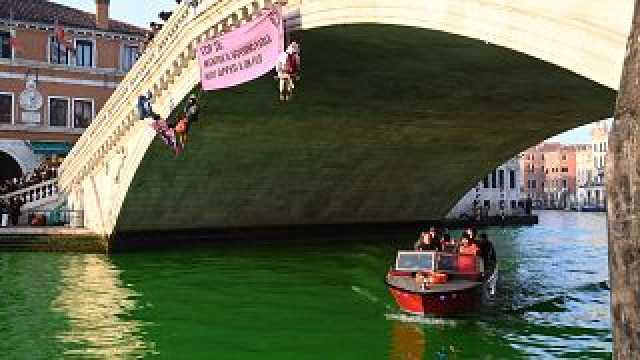 شاهد: للتنديد بمؤتمر كوب 28 حركة 'تمرد ضد الانقراض' تلون القناة الكبرى في البندقة باللون الأخضر