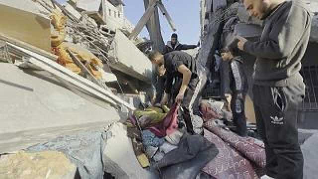 شاهد: عشرات القنلى والجرحى وانتشال من تحت الأنقاض جراء قصف إسرائيلي عنيف على خان يونس جنوبي قطاع غزة