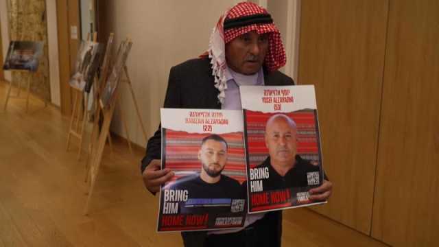 شاهد: من باريس.. بدوي من عرب إسرائيل يطالب حماس بالإفراج عن قريبيه