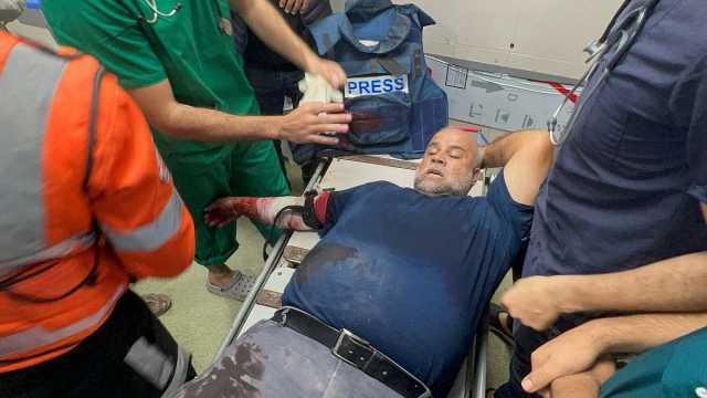 فيديو: جنود إسرائيليون يعتدون بالضرب على مصور في القدس وإصابة مراسل ومصور الجزيرة بجروح في غزة