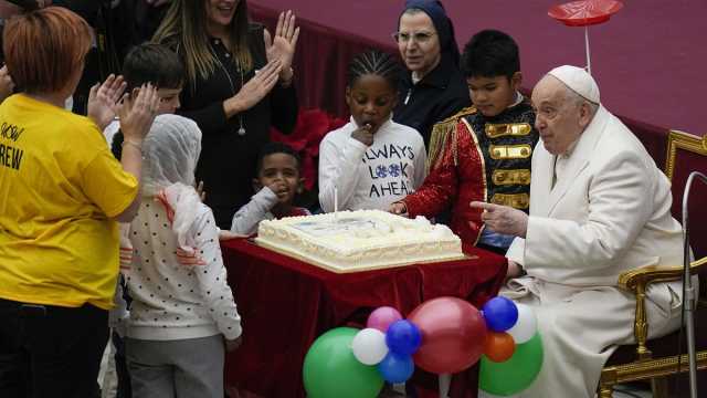 شاهد: البابا فرانسيس يحتفل مع الأطفال بعيده الـ87