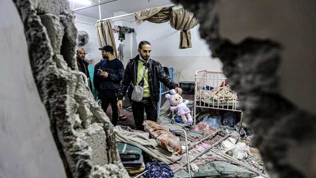شاهد: القصف الإسرائيلي يطال مستشفى ناصر في خان يونس ويوقع قتلى وجرحى