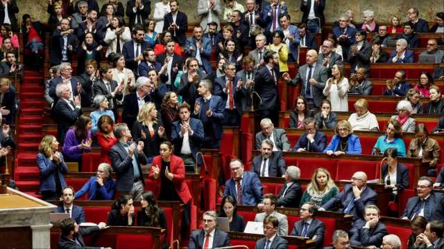 حزب فرنسا الأبية يعتبر قانون الهجرة 'مقززا' بعد إقراره من قبل البرلمان الفرنسي