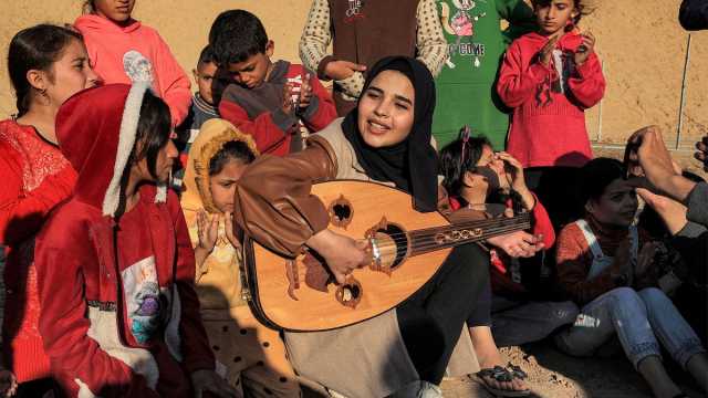 شاهد: ألحان العود تعلو على أزيز طائرات 'الزنانة' الإسرائيلية في مخيم رفح