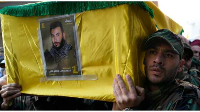 حزب الله يشيع أحد عناصره قتل خلال المواجهات مع إسرائيل جنوب لبنان