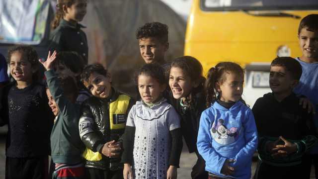 تقرير: 25 ألف طفل فلسطيني فقد أحد والديه على الأقل في غزة