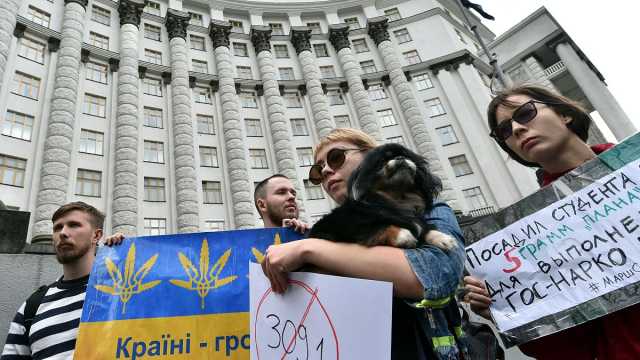 لعلاج الجنود الجرحى وتخفيف اضطرابات ما بعد الصدمة.. البرلمان الأوكراني يقنن استخدام الماريجوانا