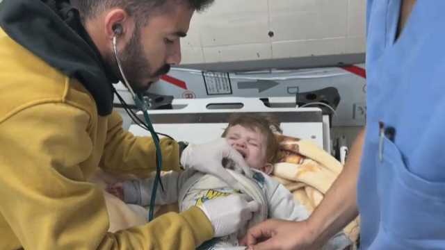 شاهد: من بينهم طفل.. نقل فلسطينيين إلى المستشفى إثر إصابتهم بقصف إسرائيلي على خان يونس