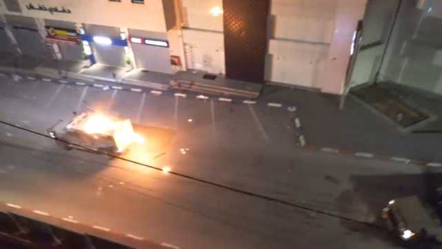 شاهد: زجاجات حارقة تصيب مدرعات إسرائيلية اقتحمت رام الله