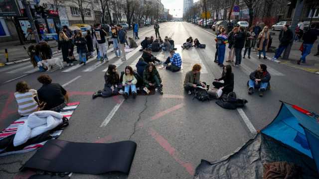 شاهد: الطلاب يغلقون الطرق الرئيسية في بلغراد احتجاجا على المخالفات المزعومة في الانتخابات الأخيرة