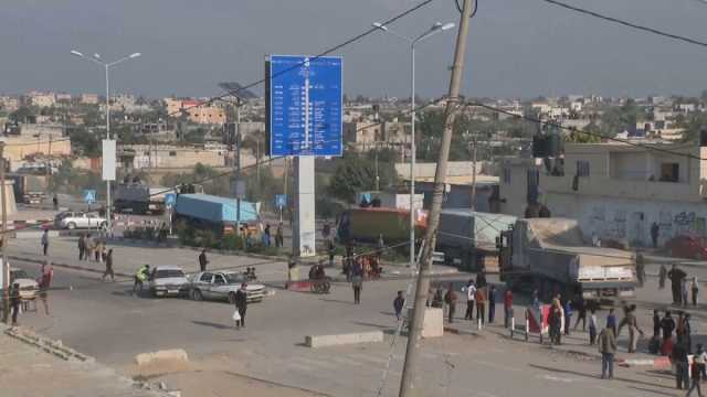 شاهد: وصول شاحنات الإمدادات الإنسانية إلى غزة