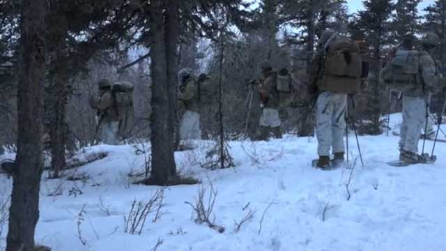 شاهد: وسط ظروف مناخية صعبة.. الجيش الأميركي يجري تدريبات عسكرية في ألاسكا