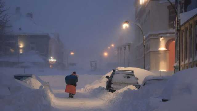 شاهد: أوسلو تكتسي حلة بيضاء مع تساقط كثيف للثلوج.. ودرجة الحرارة تبلغ 30 تحت الصفر