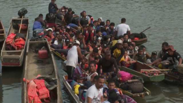 آلاف المهاجرين يخاطرون بحياتهم للعبور عبر الغابات في بنما للوصول إلى كولومبيا