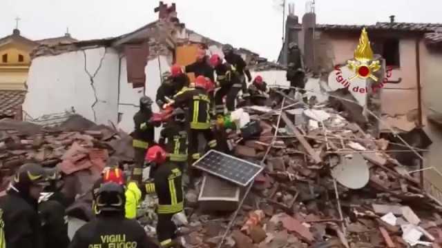 شاهد: انفجار منزل في بلدة إيطالية وفرق الإنقاذ تنتشل عدة أشخاص من تحت الأنقاض